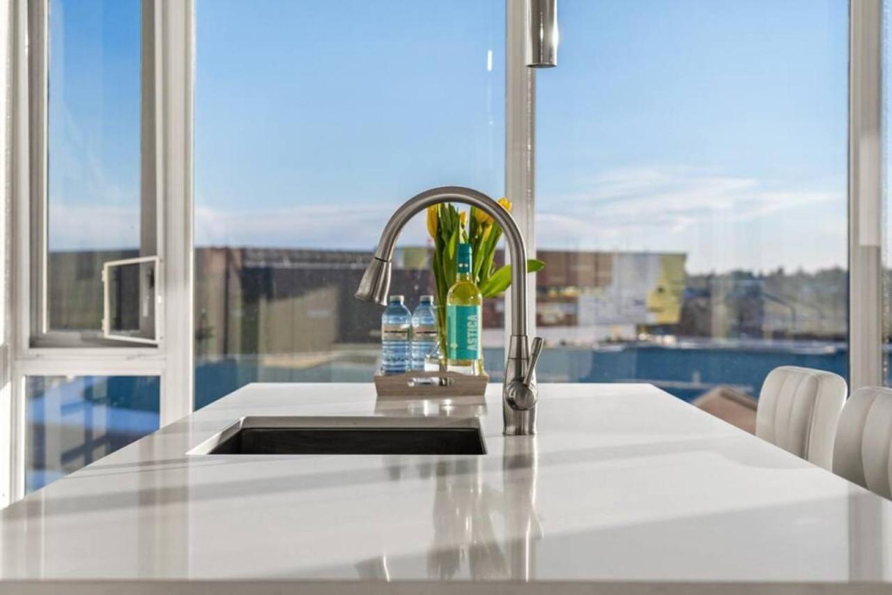 Luxury Apartment On The 9Th Floor Near Stampede, Complimentary Wine, 2 Car Ug Parking YYC Eksteriør billede